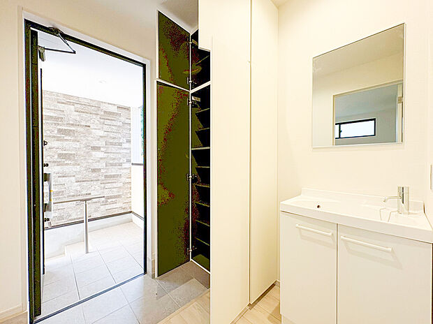 【玄関独立洗面台】玄関すぐ横に独立洗面台を設置。帰宅後すぐに手洗い・うがいができ、衛生面も安心。来客時にもプライベート空間を通らずに使える、気配り設計です。