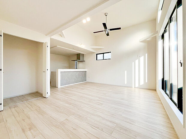 【勾配天井LDK】開放感を演出する勾配天井。実際の広さよりも空間の広がりを感じるので、より開放的な気分になります。日当たりや風通しも良く、天井が高いのでシーリングファンがとてもよく似合う、お洒落なＬＤＫを演出できます。