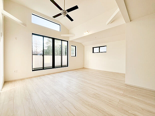 【床暖房LDK】リビングダイニングには床暖房を設置！エアコンだけだと空気が乾いてしまったり、暖かい空気が上部に逃げてしまいますよね。足元から身体の芯まで温めてくれて肌にもやさしい快適さを演出した設備です。