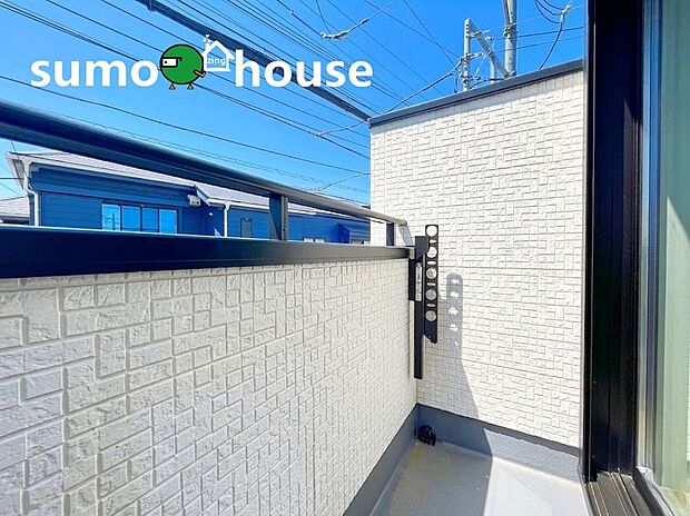 【落ち着いた住環境】四季を通じて自然と触れ合えるスポットが周辺には盛りだくさん！お散歩やジョギング、週末のご家族での遊びに最適です。目の前に広がる開放感とゆとり、暮らしの夢を育む理想の住まいがここにはあります。