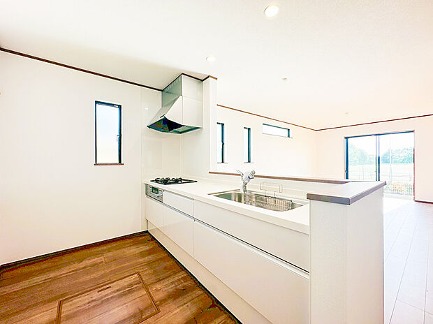 【キッチン】【白で統一された清潔感あるキッチン】パッと明るいホワイトカラーのシステムキッチン。浄水器内蔵の混合水栓や、足元のスライド収納など、使い勝手とデザイン性を兼ね備えています。