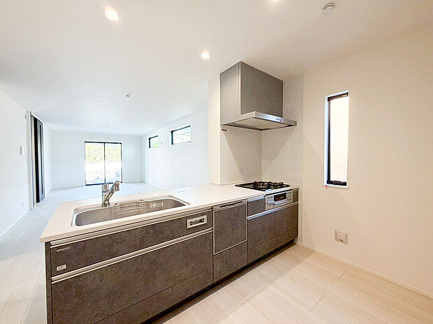 【システムキッチン】リビング対面式のカウンターキッチンですので、出来上がったお料理をカウンターに並べてお子様が運ぶなど、お手伝いの時間も増えそうですね！ご家族と会話をしながらお料理を楽しめ一体感を感じられるキッチン仕様。