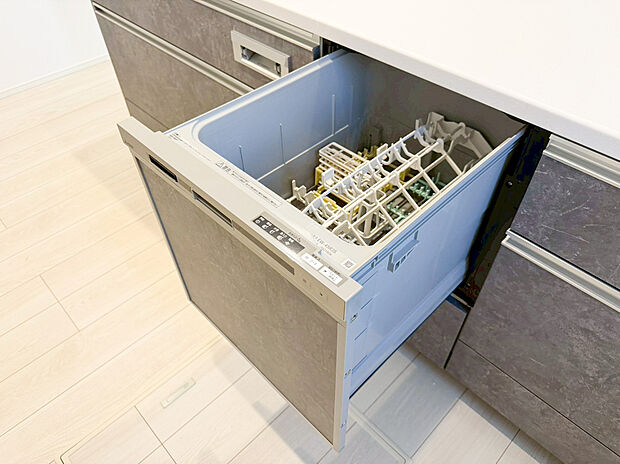【食洗機】食器洗乾燥機付きで家族の食器もピカピカ。後片付けもラクラクこなせて、環境にもママの手にも優しい設備です。システムキッチン内に納まっているので、お料理の邪魔にもならずスッキリ快適にご利用いただけます。