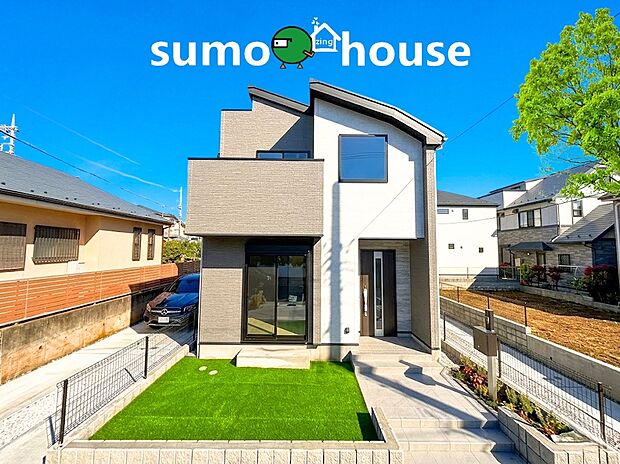 【洗練されたデザイン】並列2台駐車可能なカースペース（車種によります）。セカンドカー用として、自転車置き場や物置場として、お子様の遊ぶスペースとして、ゆとりある敷地だからこそ可能な多用途にご利用いただけるスペースです。