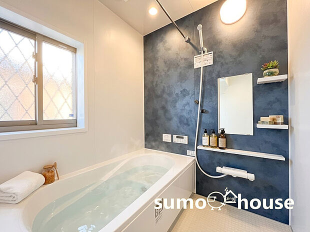 【ユニットバス】【話題の「ミラブルzero」搭載】ウルトラファインバブルで毛穴の奥までスッキリ洗浄。ご家族との憩いの場として、一日の疲れを癒す場として、ゆったりと足を伸ばしてくつろげる綺麗で清潔感のある色味の浴室。