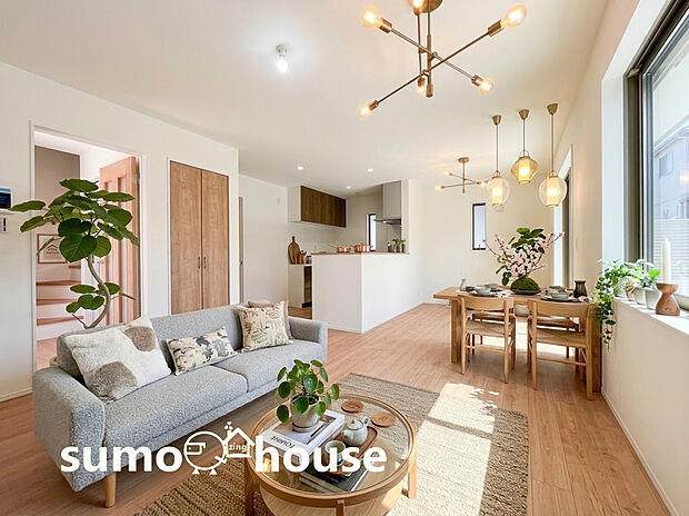 【リビング】【家族の絆が深まる16.3帖のLDK】南西向きの大きな窓から明るい光が差し込むリビング。リビングダイニングは柱や凹凸が少なく、ソファやダイニングテーブルのレイアウトも自由自在。(家具等はCGです)