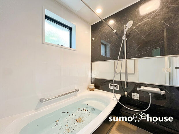 【ゆったりと寛げるユニットバス】ワイドミラーが浴室に奥行きと開放感を与え、日々の疲れを癒やす贅沢なひとときを叶えます。気持ちの良い光と爽やかな風をたっぷりと取りこめる開閉式の窓も設置しています。(家具等はCGです)