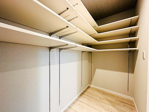 【パントリー収納】キッチン横にはパントリースペースを完備。食べ盛りのお子様がいるご家庭や平日共働きで~けないママにとって非常に便利な収納スペースです。あったらいいなが標準装備の家です。