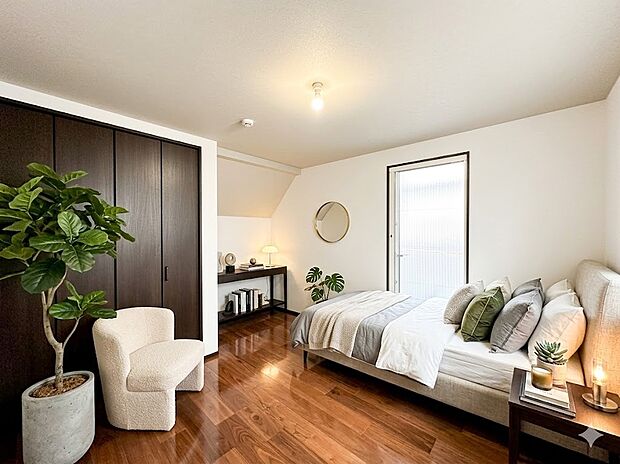 【洋室】全居室にクローゼットを完備しており、お部屋を最大限に広く活用できる設計です 。室内はいつも明るい印象なので気持ちの良い朝を迎えられます。毎日の生活も明るくなりそう。(家具等はCGです)