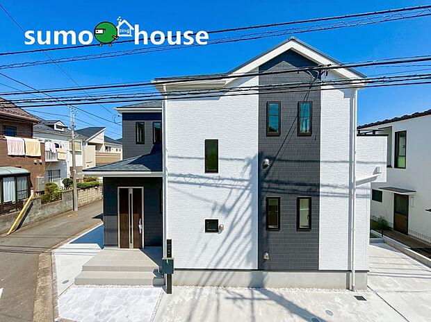 【長期優良認定住宅&耐震最高等級取得のデザイナーズ住宅】明るく爽やかな印象を与える洗練されたモダンな外観。2階建ての端正なフォルムが、青空に映える美しい佇まいを実現しています。前面道路からの見通しも良く、すっきりとした開放感に満ちた新生活が始まります。