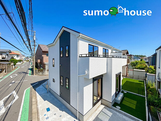 【長期優良認定住宅&耐震最高等級取得のデザイナーズ住宅】快適性と安全性を追求した「ZEH水準」をクリアした省エネ性能。断熱材やサッシの工夫により、夏は涼しく冬は暖かい理想の室内環境を実現します。長期優良住宅ならではの税制優遇が受けられるのも大きな魅力。