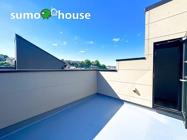 【360度の大パノラマが楽しめる大型ルーフバルコニー】屋上に設けた開放感溢れるルーフバルコニー。夜は天体望遠鏡で満天の星を観察したり、休日にはご家族揃って食事を楽しんだりと、周囲の視線を気にすることなくプライベートな時間を存分に満喫できる特別な空間です。