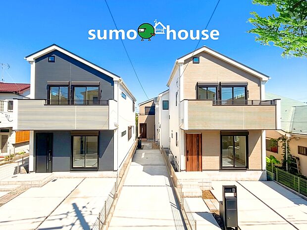 【洗練された外観デザインと設備仕様を誇るデザイナーズ住宅】雲一つない快晴の青空によく映える、スタイリッシュで落ち着いた外観デザインですね！カースペースは並列でゆったり2台分を確保しており、不在時に大変便利な宅配ボックスも標準装備した新築分譲住宅になります。