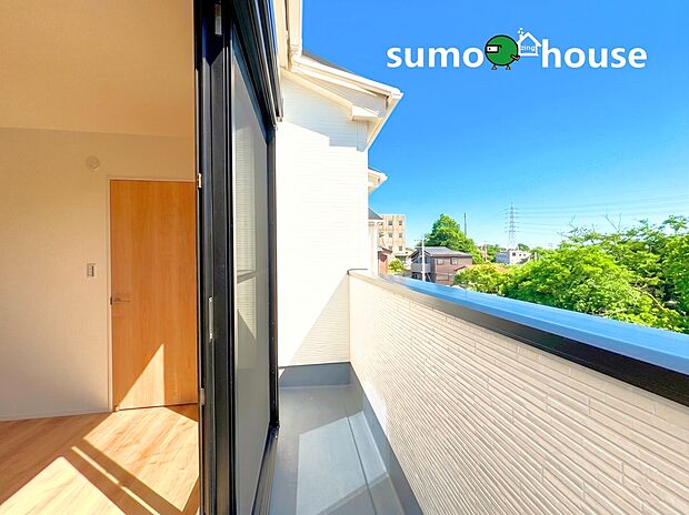 【落ち着いた住環境の中でゆったりお過ごしいただけます】目の前に豊かな緑と真っ青な夏空が広がり、まるでリゾート地のような気分を味わえるバルコニーです！周囲からの視線を遮るものがなく、お洗濯物を干す作業も気持ちよく行えますね。奥行きもあり使い勝手は抜群です。