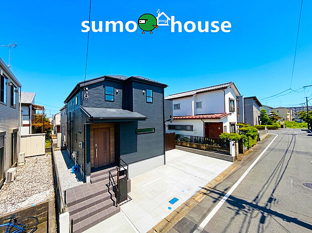【長期優良認定&耐震最高等級取得のデザイナーズ分譲住宅】青空に美しく映えるスタイリッシュで落ち着きのある外観が、住まう人のこだわりを感じさせます。前面道路は幅員6.5ｍと開放感があり、大きめのお車でもストレスなくスムーズに出し入れすることが可能です。