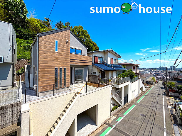 【住宅性能評価取得の地震に強い家】洗練された外観は飽きのこないシンプルなモダンデザイン。地下車庫付きで車もしっかり守れる安心の設計です。街並みに調和しながらも存在感を放つ佇まいは、家族の大切な資産として誇れる美しい新築邸宅の誕生です。