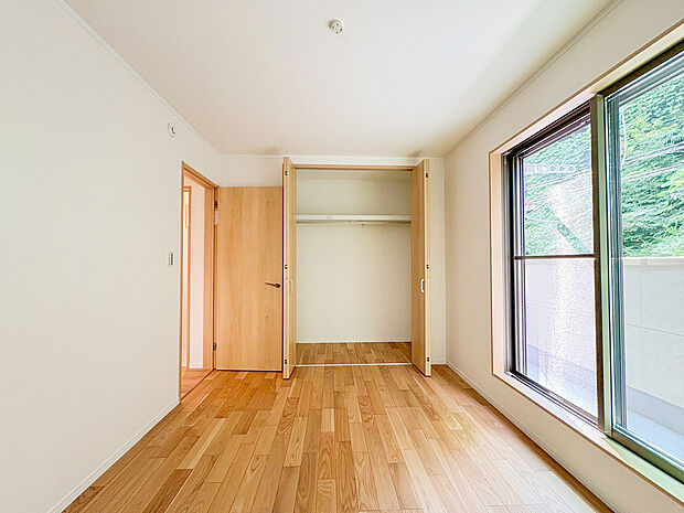 【居室収納】全居室には大型の収納クローゼットを完備!普段使いのお洋服や小物はもちろん、季節物のお洋服などもしっかりと整理整頓おしまい頂けます。居室空間をより広く隅々までお使いいただけますね。
