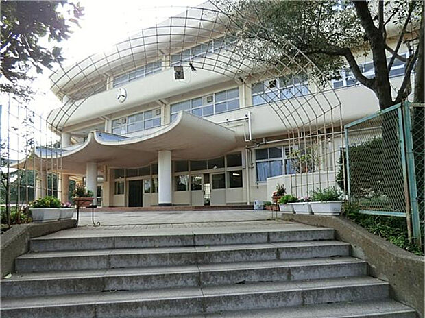 横浜市立上の宮中学校(約1,680m)