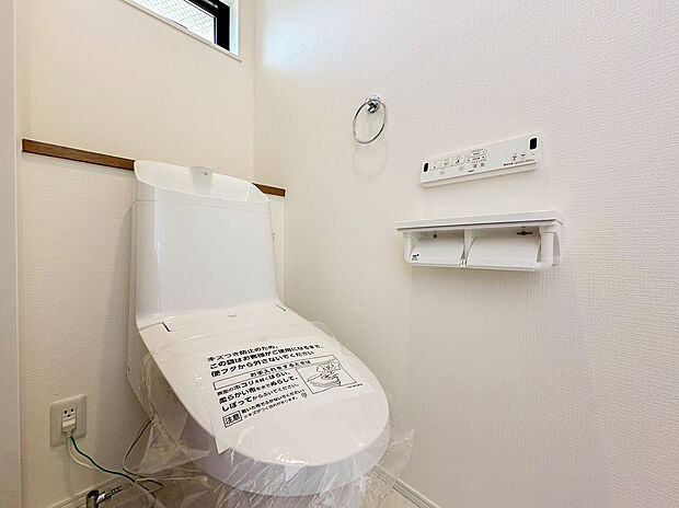 【類似仕様内観施工例(ウォシュレットトイレ)】施工例の為、分譲中の建物とは内装や床材、建具等の色、窓等の開口部の形状・仕様が異なります。