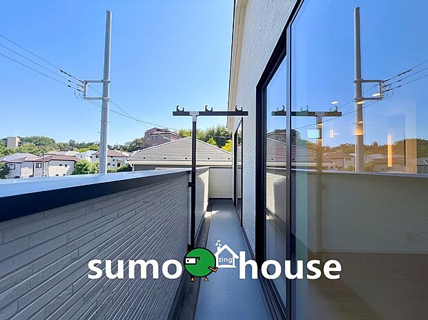 【ワイドバルコニー】建物の周囲には視界を遮るような高い建物が存在しないため、豊かな陽光と心地よい自然の風を存分に感じられる開放的な空間です。お洗濯物がよく乾くだけでなく、気分転換に外の景色を眺めるのにも最適な場所です。