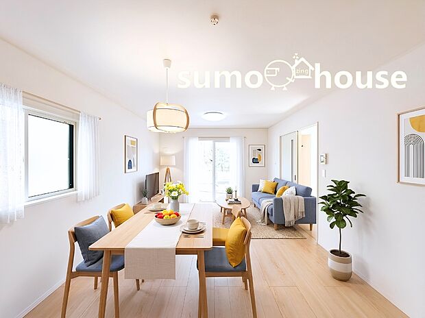 【2面採光の明るいリビング】白い壁紙と明るい木目調のフローリングが、お部屋全体を温かく開放的な空間にします。リビングには複数の方角に窓があり、自然な光をたっぷりと取り込める明るい空間です。(家具等はCGです)