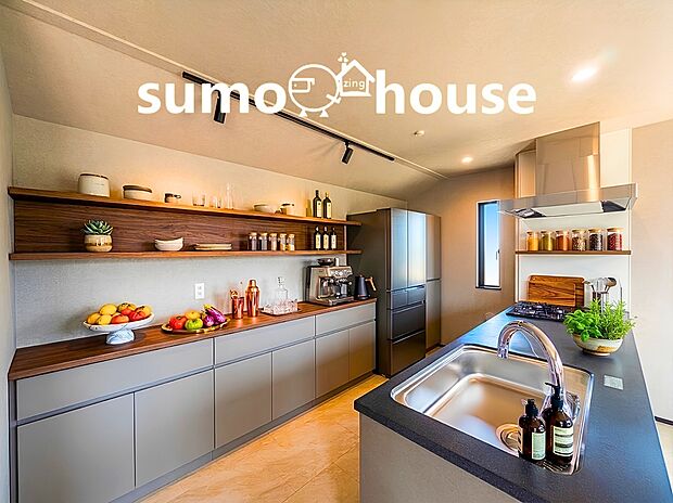 【フルオープンタイプのシステムキッチ】家族と会話を楽しみながらお料理ができる、開放的な対面式のカウンターキッチンです。(家具等はCGです)