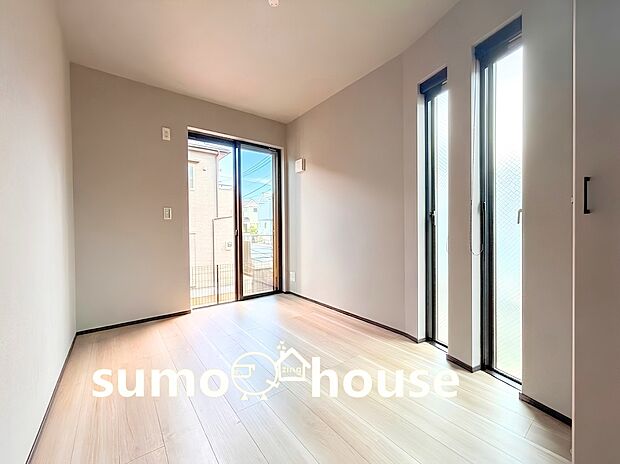 【2面採光の明るい居室】大きな窓からたっぷりと自然光が入る明るいお部屋はテレワークなどの作業用スペースとしても最適です。美しい木目調のフローリング材を採用しておりあたたかみのあるリラックス空間でお仕事に集中できます。