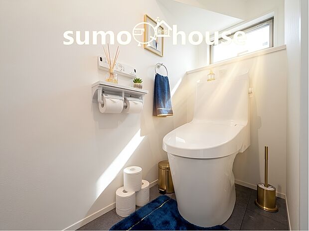 【ウォシュレットトイレ】温水洗浄便座付きのトイレで、朝の忙しい時間帯でも安心です。(家具等はCGです)