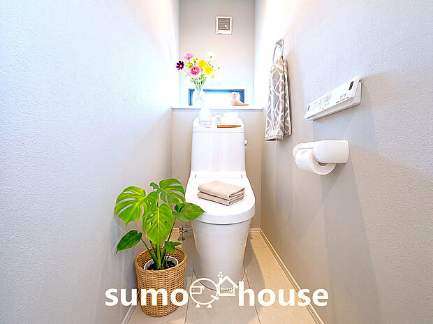 【ウォシュレットトイレ】小窓がついたトイレは明るく爽やかで空気の換気もスムーズに行える快適空間です。温水洗浄便座付きトイレを1階と2階の2箇所に設けており非常に便利です。お手入れが簡単な最新設備で毎日快適に使えます。(家具等はCGです)