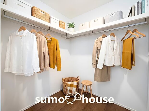 【ウォークインクローゼット】主寝室には衣服や大型の荷物をまとめて収納できる大容量ウォークインクローゼットを備えています。ハンガーパイプや上部棚が配置されており、丈の長いコートから季節物の衣装まで綺麗に整理整頓できます。お部屋の中に余計な家具を置く必要がなく、居住空間を広く快適に使用いただけます。(家具等はCGです)
