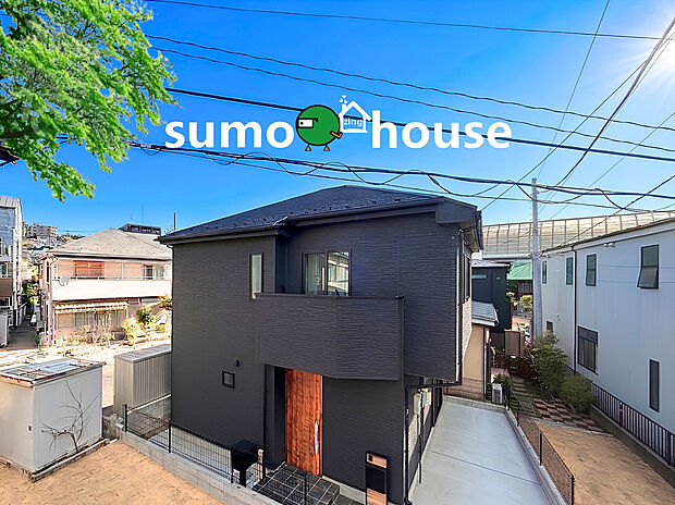 【駅徒歩3分の洗練されたデザイン住宅】外観は黒を基調としたスタイリッシュでモダンなデザインを採用しており、洗練された存在感を放つ戸建です。周囲の閑静な街並みにも美しく調和する落ち着いた佇まいとなっており、帰宅するのが毎日楽しみになります。