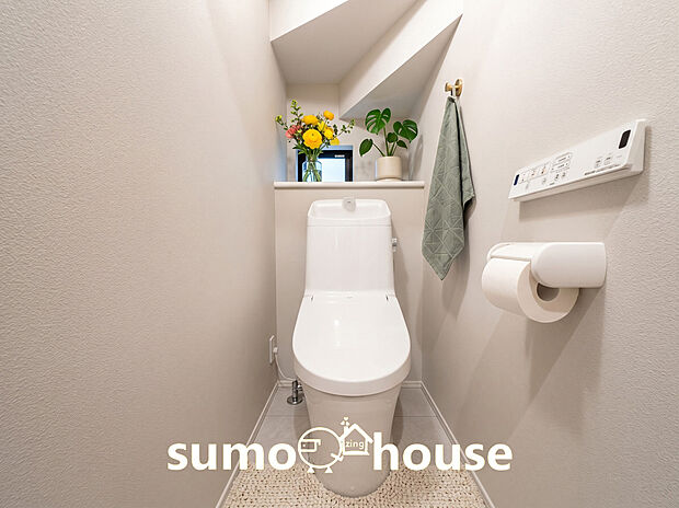 【ウォシュレットトイレ】温水洗浄便座付きの快適なトイレです。いつも清潔な空間で気持ち良く利用できます。(家具等はCGです)