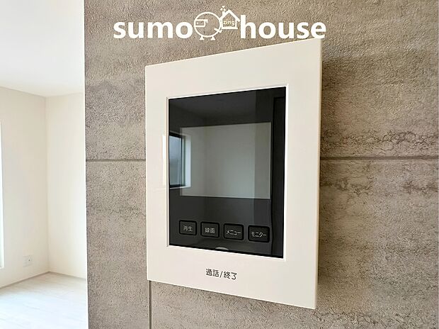 【TVモニター付きインターホン】TVモニタ付インターホンでセキュリティ面にも配慮。来客を確認できるだけでなく、録画機能で留守中の来訪者の確認ができます!学校から帰ったお子様のお留守番にも安心なセキュリティ設備ですね。