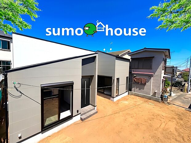 【憧れの平屋暮らしを実現する新築デザイナーズ住宅!】第一種低層住居専用地域に位置しており将来にわたり高い建物が建ちにくい良好な環境が保たれます。光と豊かな緑に包まれた静かで落ち着きのある住環境は、子育て世代からシニア世代の方まで快適にお過ごし頂けます。