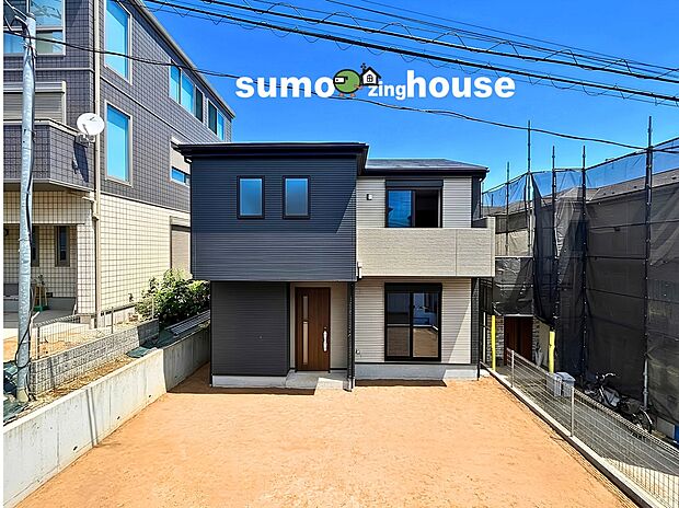 【駐車2台可能なゆとりの敷地を持つデザイナーズ住宅】スタイリッシュで洗練された外観デザインは落ち着きがあり、街並みにも美しく調和いたします。日々の暮らしに心地よい満足感を与え、帰宅するたびに気持ちを優しく和ませてくれる佇まいです。