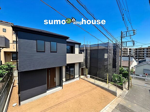 【駐車2台可能なゆとりの敷地を持つデザイナーズ住宅】閑静な住宅地に馴染む落ち着いた色合いの外観。長く愛着を持って住んで頂きたいからこそ飽きのこないシンプルな色目に仕上げました。外壁には耐久性・防汚性に優れたサイディング材を使用しております！