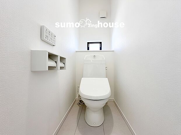 【ウォシュレットトイレ】節水効果の高い最新型のトイレを採用しており毎月の水道代の節約にも貢献してくれます。お手入れがしやすいフチなし形状の便器で日々の面倒なお手入れもサッと拭くだけでカンタンです。