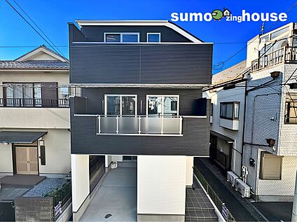 大切なお車を雨風から守るビルトイン車庫付き！