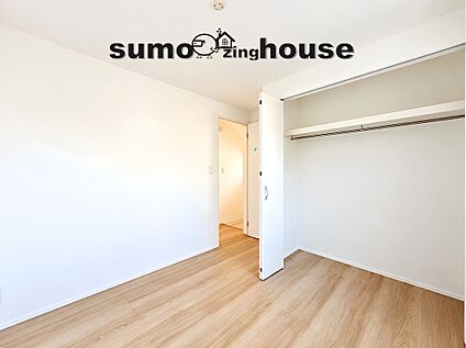 大型クローゼット完備の居室