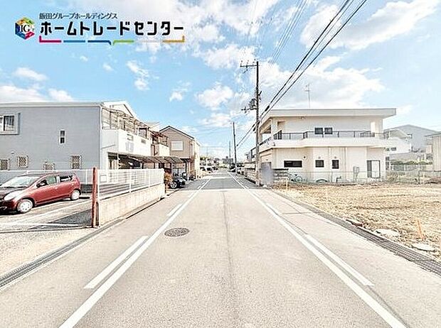 道路幅は約８ｍあるので、運転が苦手な方でも楽々駐車できます♪電柱から建物まで距離があるのは、防犯面でも良いポイントです。

