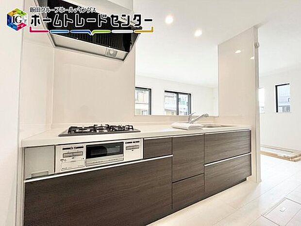 人気の対面キッチンは吊戸棚をなくして解放感を重視しました。リビングを見渡すことができて小さなお子様がいても安心ですよ。