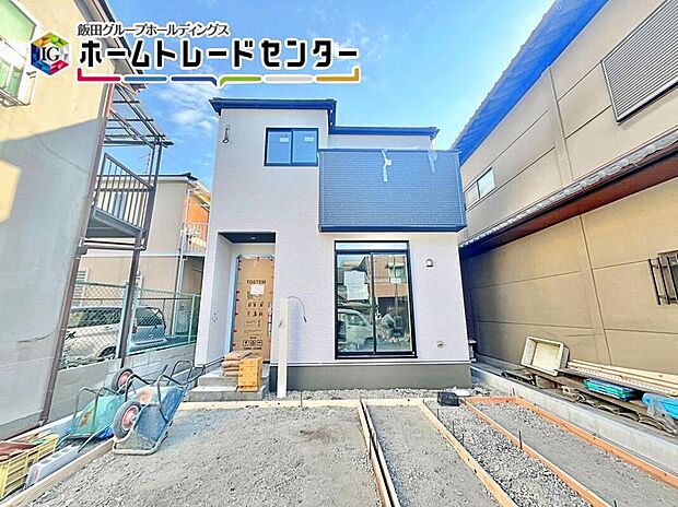 ２台駐車可能なカースペースは、友達が来た時に誇らしげに停めてもらえる広さを確保。車だけでなく自転車や大型バイクも♪