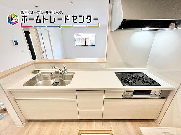 人気の対面キッチンは吊戸棚をなくして解放感を重視しました。リビングを見渡すことができて小さなお子様がいても安心ですよ。