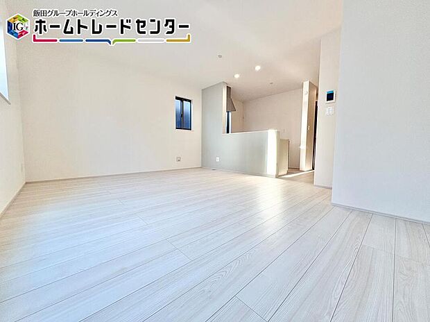 対面キッチン採用のリビングは家族が一つになれる空間となります。お料理をしながらリビング全体を見渡すことができるのでお子様が遊んだり、勉強していても一緒に空間を共有できます。