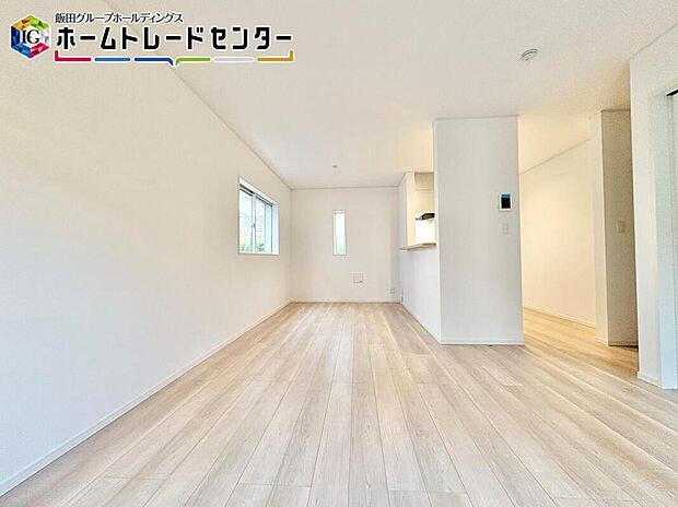 【LDK】
大きな窓を配置したリビングは家族の集まる空間なので、明るさは大切です。ストレスなく家具が配置できることも広さがあるポイントの一つです。