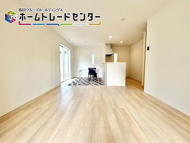 対面キッチン採用のリビングは家族が一つになれる空間となります。お料理をしながらリビング全体を見渡すことができるのでお子様が遊んだり、勉強していても一緒に空間を共有できます。

