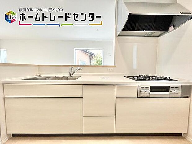 オープンカウンターの対面キッチンは、家事をしがらでも１日の出来事を家族とお話できるのもメリットで人気の間取りの一つです。

