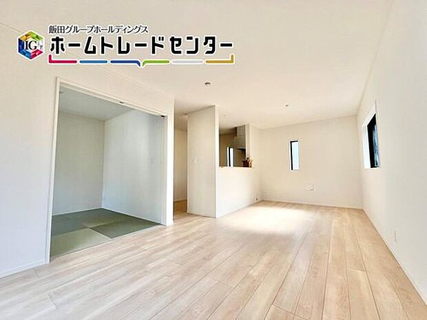 対面キッチン採用のリビングは家族が一つになれる空間となります。お料理をしながらリビング全体を見渡すことができるのでお子様が遊んだり、勉強していても一緒に空間を共有できます。

