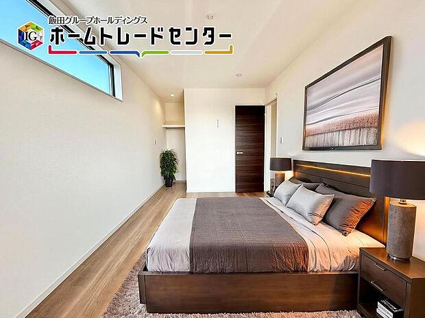 【バーチャルにて家具を配置♪】
フローリングが濃いめだからシックな家具を合わせると大人なお家の出来上がり♪