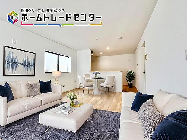 バーチャルにて家具を配置。縦長で奥行のあるリビングは家具の配置もゆとりをもつことができます。憧れのソファを配置してくださいね。